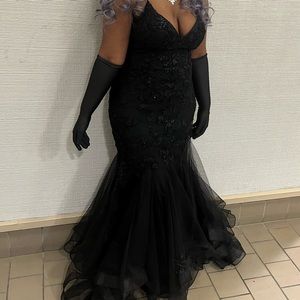Black Prom Dress. Beautiful! Complimented a lot! Gloves included🖤